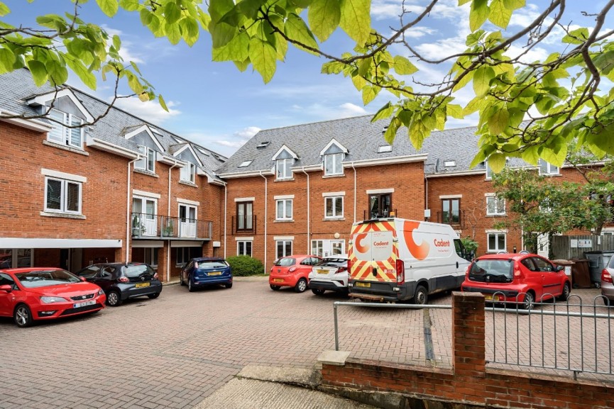 2 bedroom Apartment for Letting Walsworth Road, Hitchin, Hertfordshire
