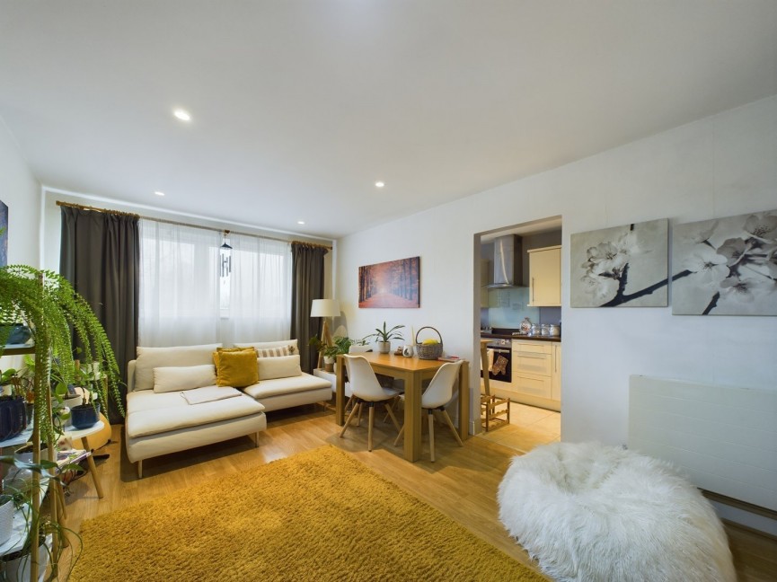 2 bedroom Flat for Sale Francis Close, Hitchin, Hertfordshire