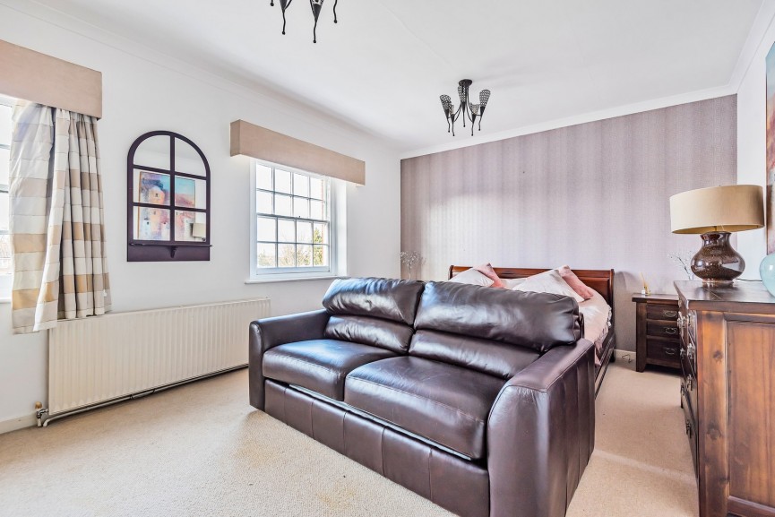 4 bedroom House for Sale Hitchin Street, Baldock, Hertfordshire