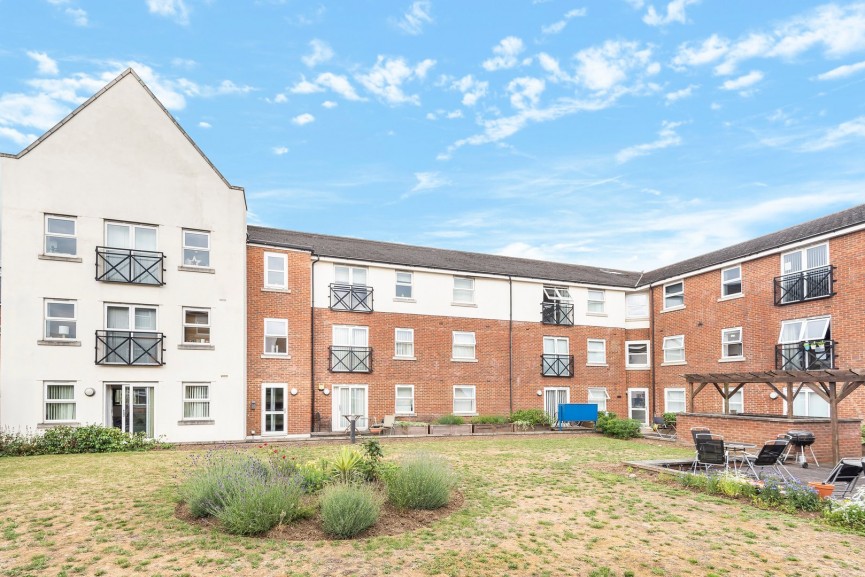 2 bedroom Flat for Letting Walsworth Road, Hitchin, Hertfordshire