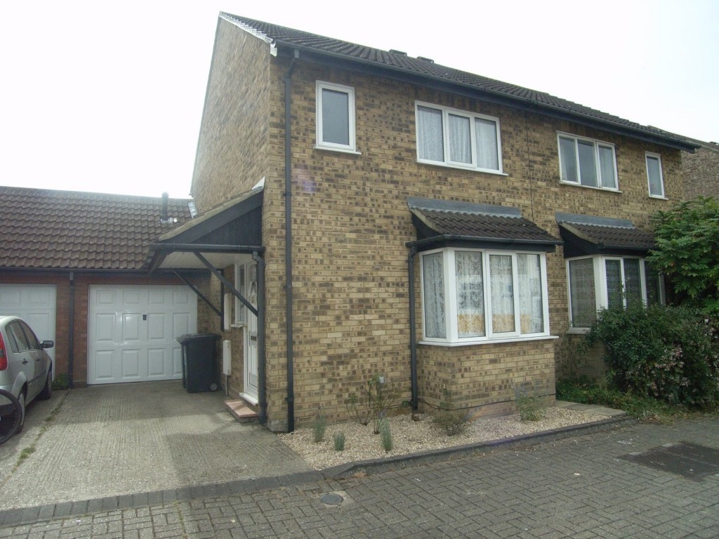 Cedar Close, Shefford, Bedfordshire