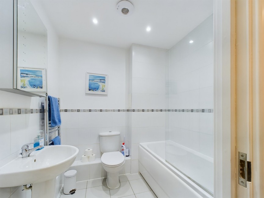 2 bedroom Flat for Letting Whinbush Road, Hitchin, Hertfordshire