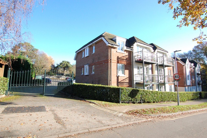 2 bedroom Flat for Sale Oaklands Court, WELWYN, Hertfordshire