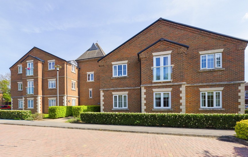 2 bedroom Flat for Sale Robins Hill, Hitchin, Hertfordshire