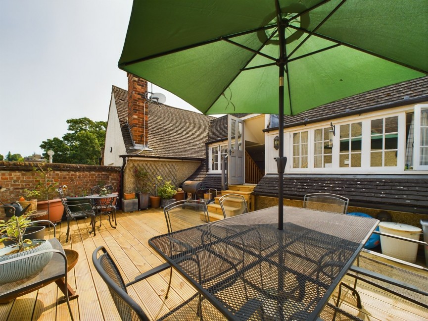 3 bedroom Flat for Sale Churchyard, Hitchin, Hertfordshire