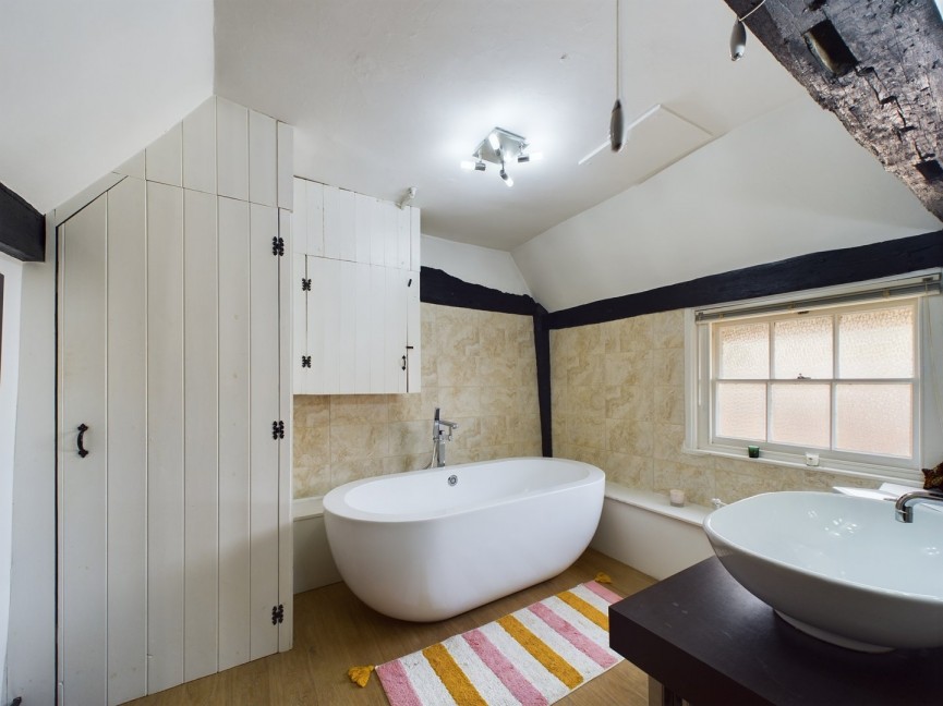 3 bedroom Flat for Sale Churchyard, Hitchin, Hertfordshire