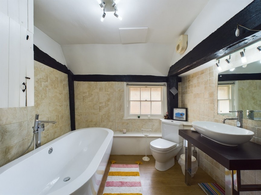 3 bedroom Flat for Sale Churchyard, Hitchin, Hertfordshire