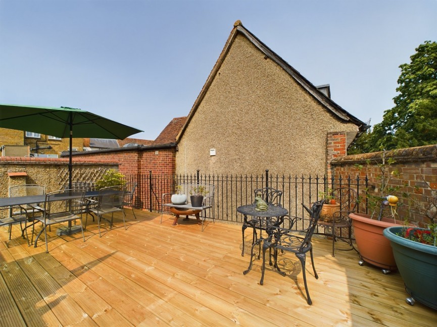 3 bedroom Flat for Sale Churchyard, Hitchin, Hertfordshire