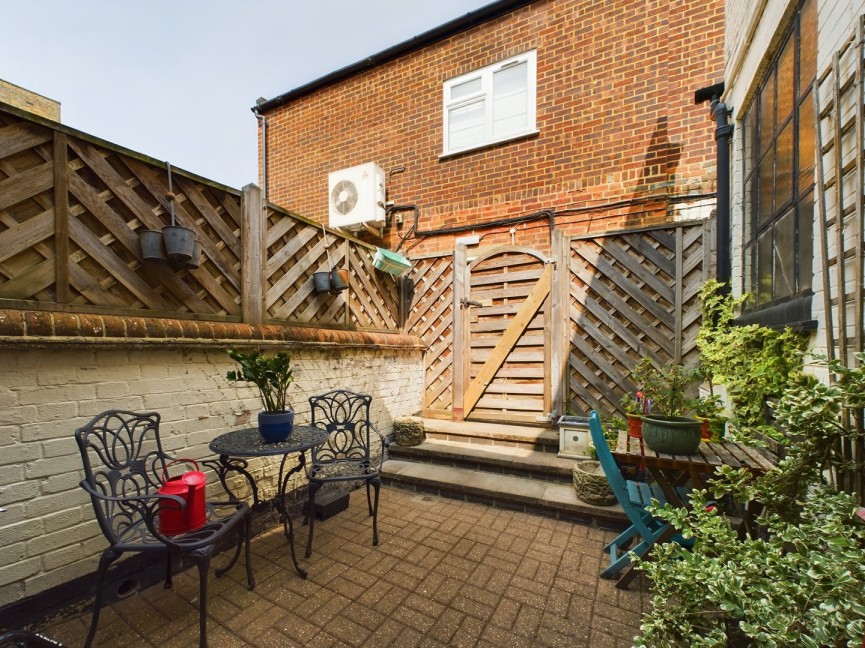 3 bedroom Flat for Sale Churchyard, Hitchin, Hertfordshire