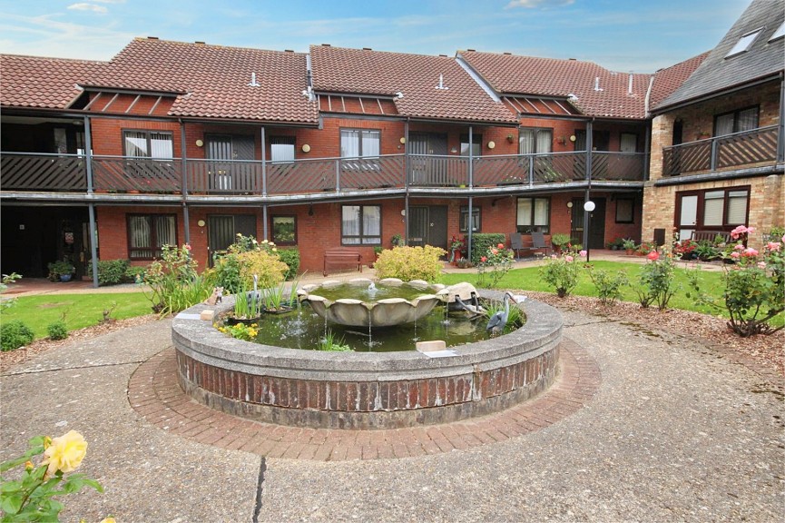 2 bedroom Flat for Sale Norton Road, Letchworth Garden City, Hertfordshire