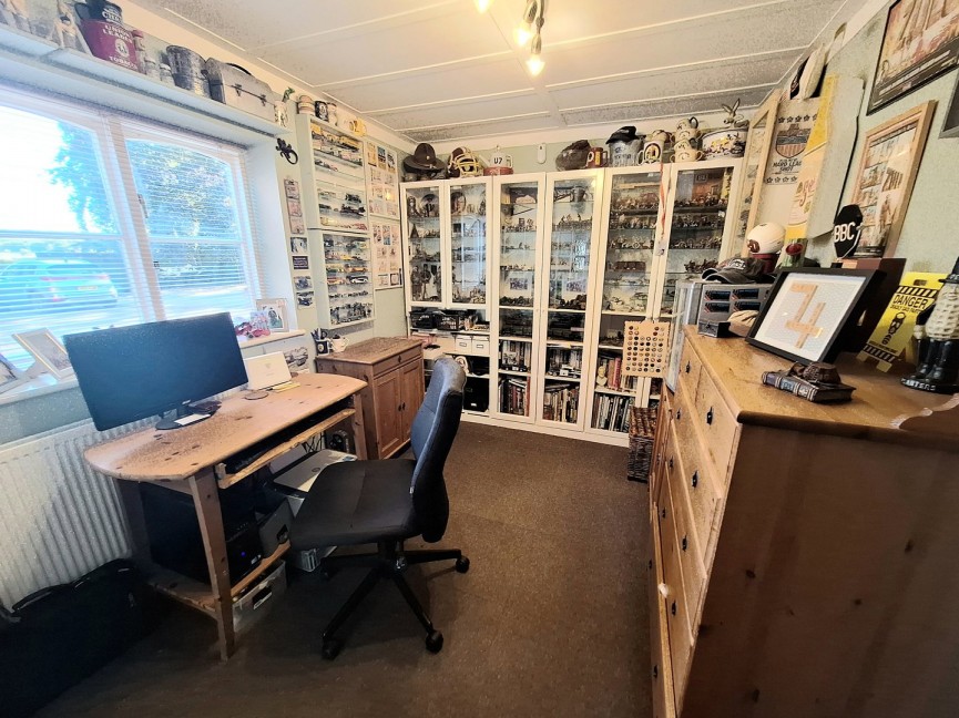 3 bedroom Bungalow for Sale Stratton Park, Biggleswade, Bedfordshire