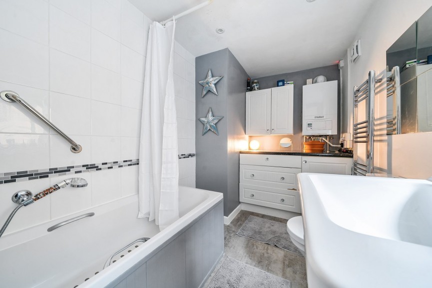 2 bedroom House for Sale High Street, Arlesey, Bedfordshire