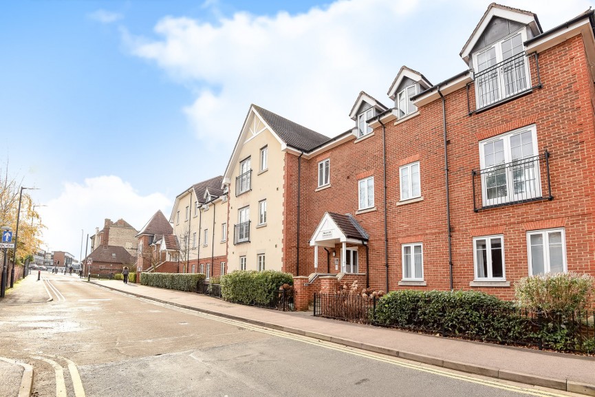 2 bedroom Flat for Sale Whinbush Road, Hitchin, Hertfordshire