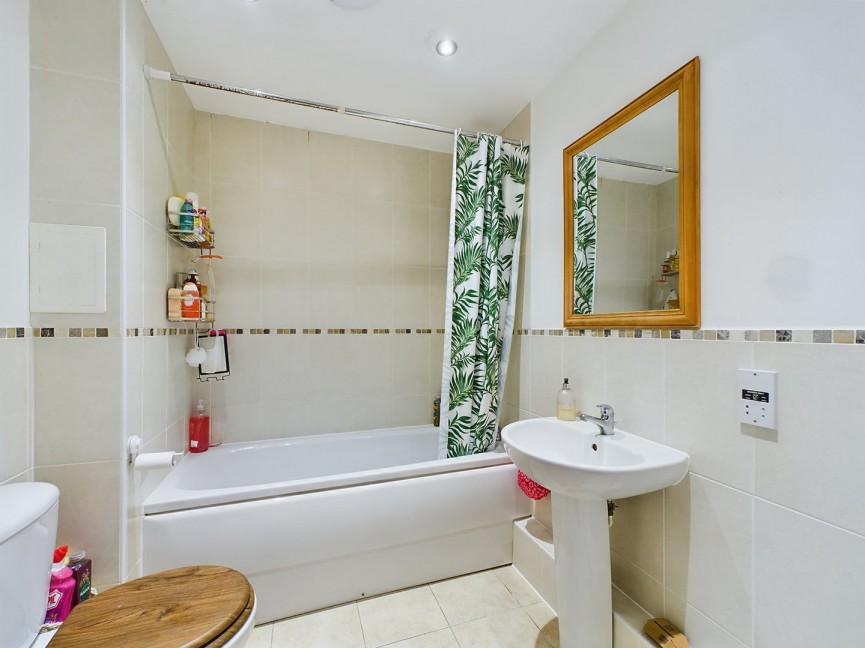 2 bedroom Flat for Sale Whinbush Road, Hitchin, Hertfordshire