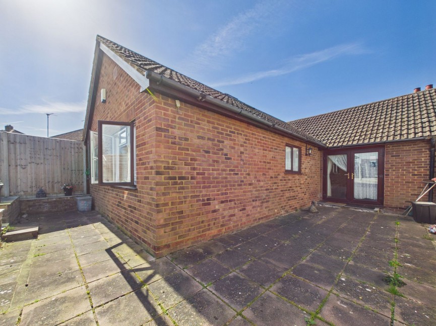 2 bedroom Bungalow for Sale Elm Walk, Royston, Hertfordshire