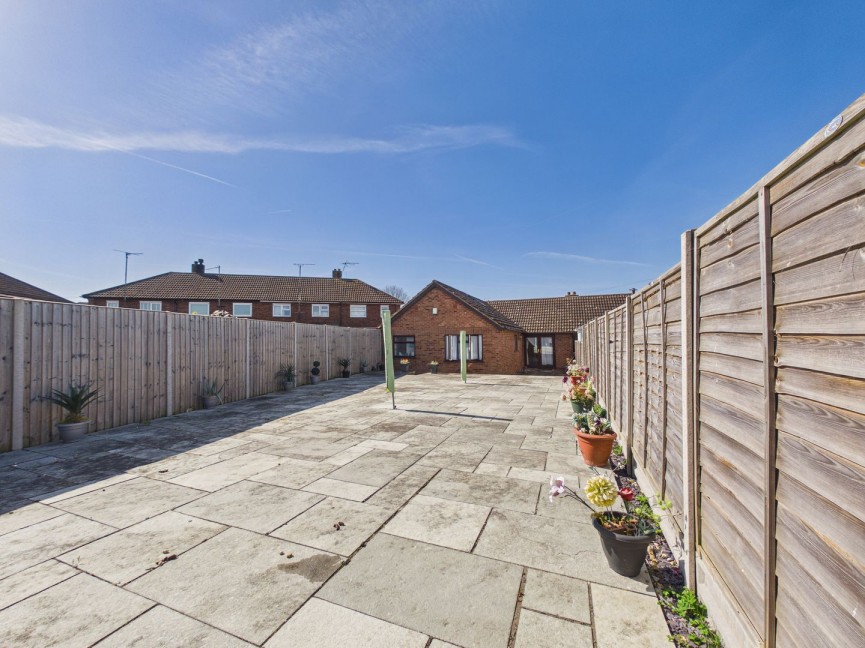 2 bedroom Bungalow for Sale Elm Walk, Royston, Hertfordshire