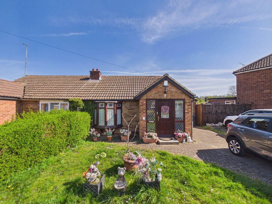 2 bedroom Bungalow for Sale Elm Walk, Royston, Hertfordshire