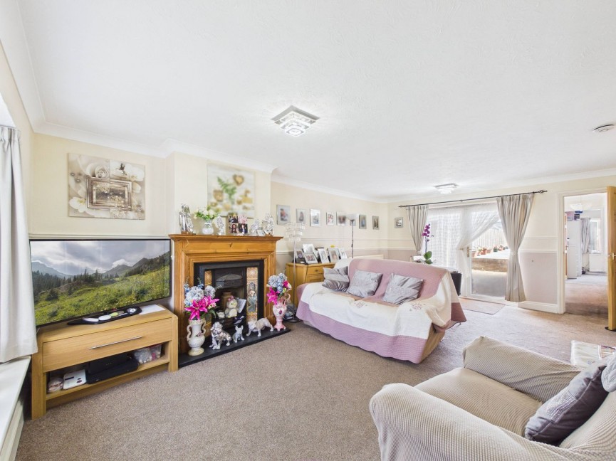 2 bedroom Bungalow for Sale Elm Walk, Royston, Hertfordshire