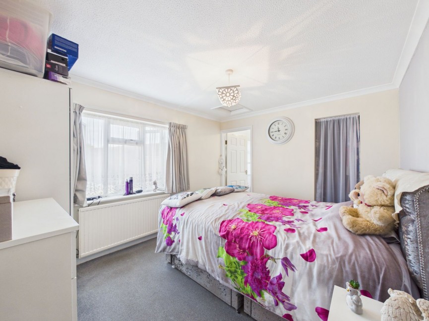 2 bedroom Bungalow for Sale Elm Walk, Royston, Hertfordshire
