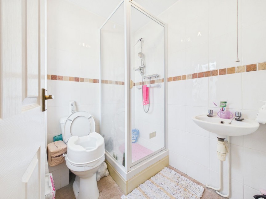 2 bedroom Bungalow for Sale Elm Walk, Royston, Hertfordshire