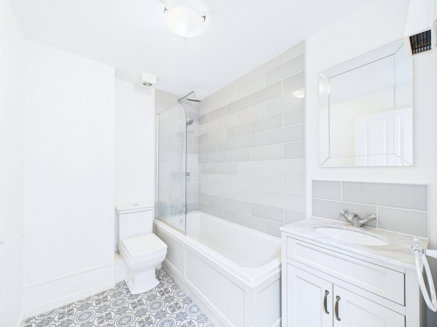 2 bedroom Flat for Sale Grove Road, Hitchin, Hertfordshire