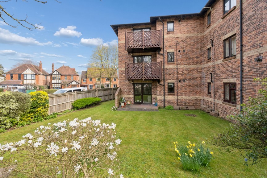 2 bedroom Flat for Sale London Road, Hitchin, Hertfordshire