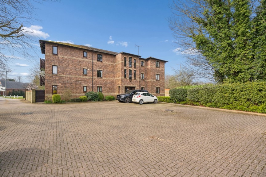 2 bedroom Flat for Sale London Road, Hitchin, Hertfordshire