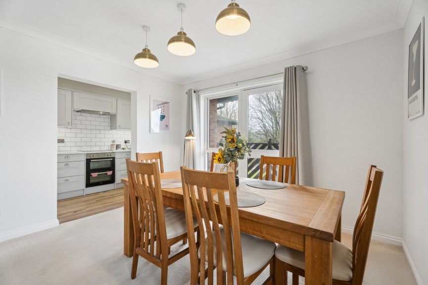 2 bedroom Flat for Sale London Road, Hitchin, Hertfordshire