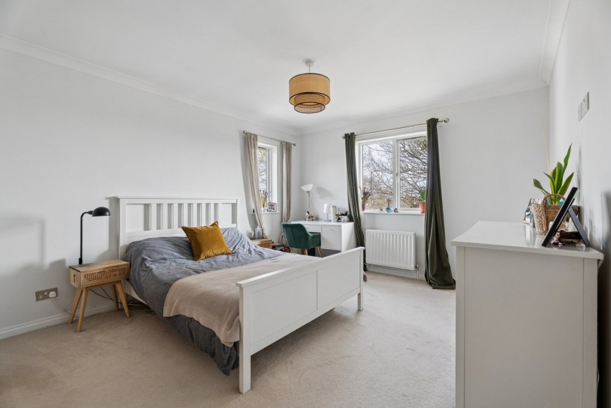 2 bedroom Flat for Sale London Road, Hitchin, Hertfordshire