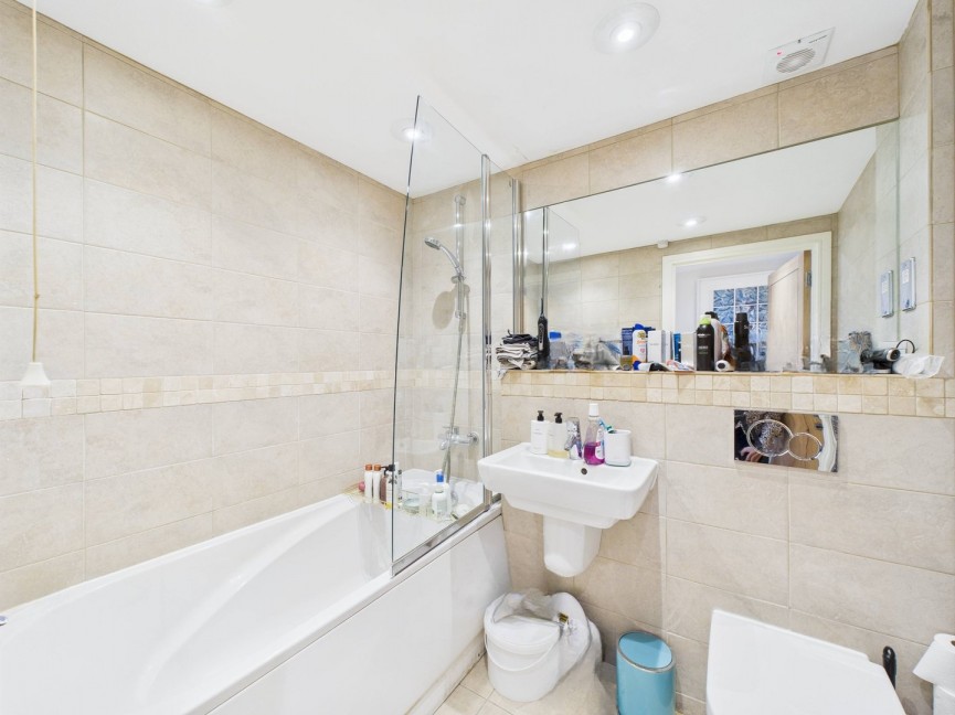 2 bedroom Flat for Sale Nightingale Road, Hitchin, Hertfordshire