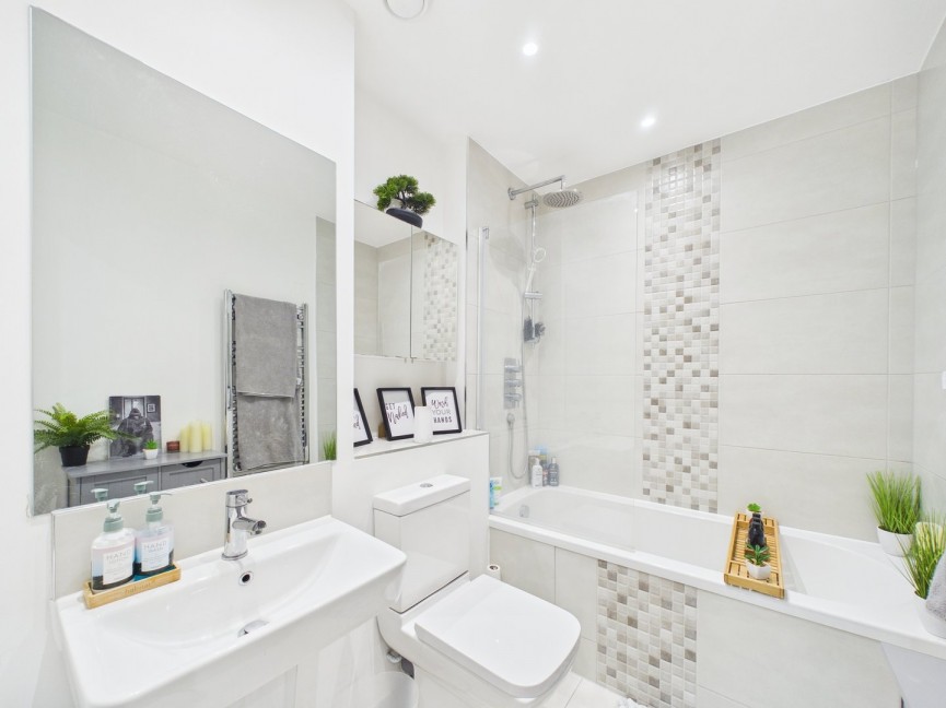 2 bedroom Flat for Sale Old Park Road, Hitchin, Hertfordshire