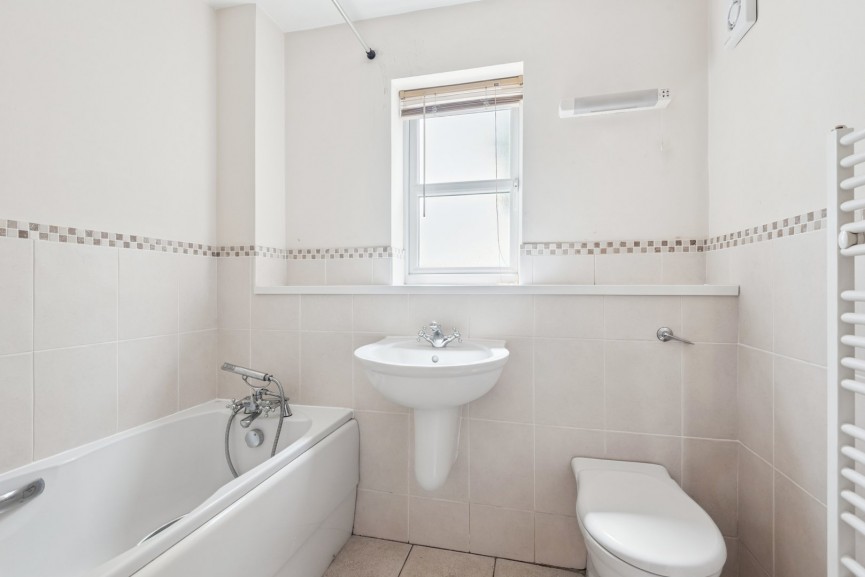 3 bedroom House for Sale Ninesprings Way, Hitchin, Hertfordshire