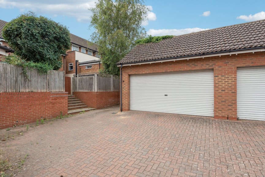 3 bedroom House for Sale Ninesprings Way, Hitchin, Hertfordshire