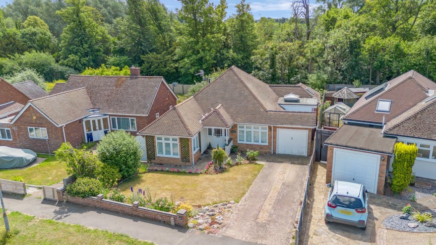 2 bedroom Bungalow for Sale Hawthorn Close, Hitchin, Hertfordshire