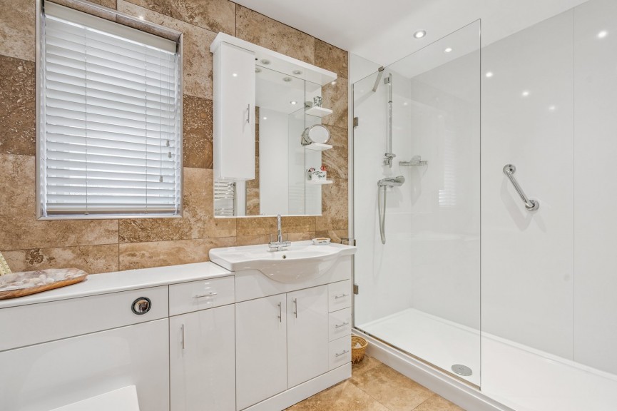 2 bedroom Bungalow for Sale Hawthorn Close, Hitchin, Hertfordshire