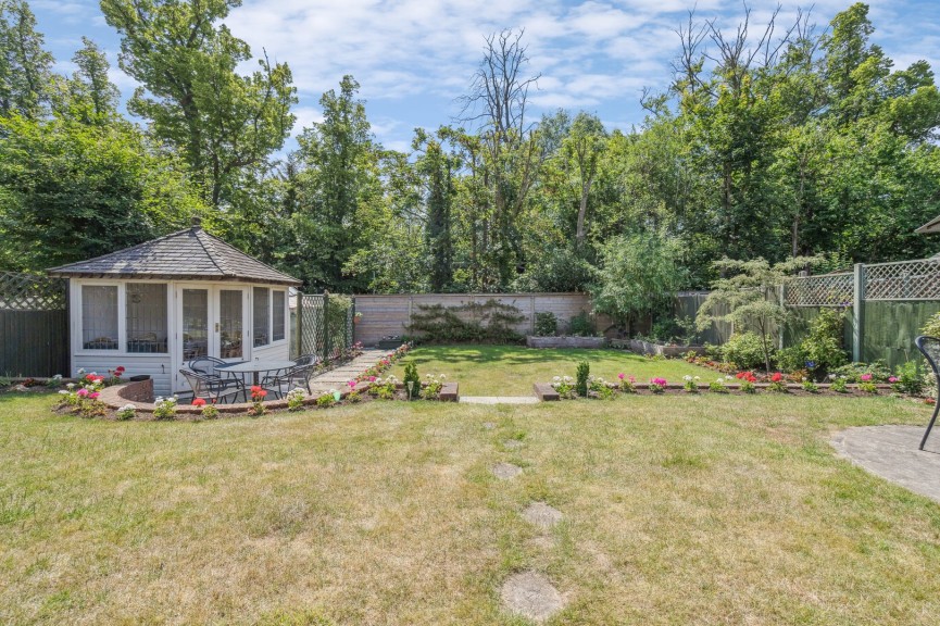 2 bedroom Bungalow for Sale Hawthorn Close, Hitchin, Hertfordshire