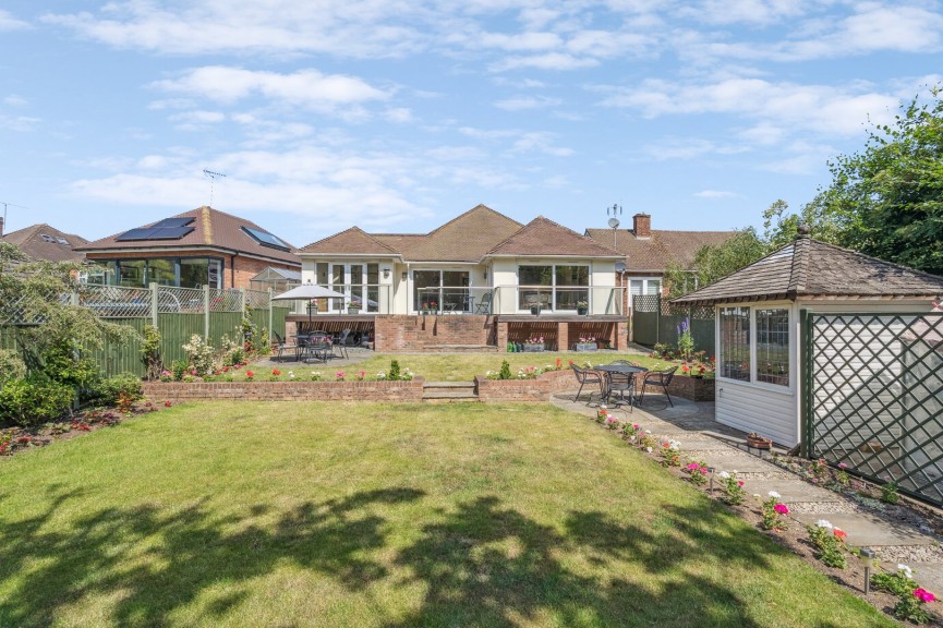 2 bedroom Bungalow for Sale Hawthorn Close, Hitchin, Hertfordshire