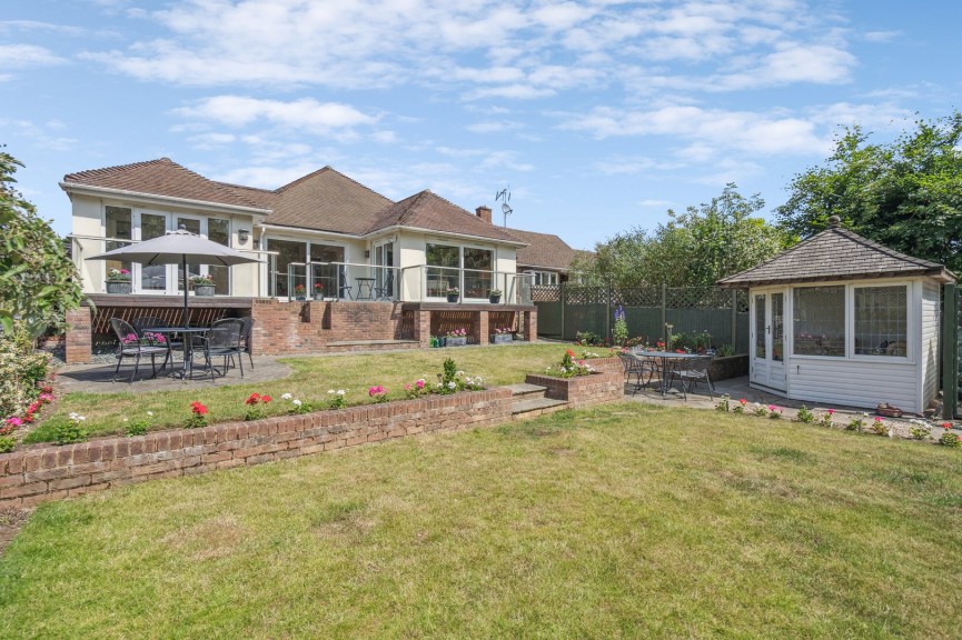 2 bedroom Bungalow for Sale Hawthorn Close, Hitchin, Hertfordshire