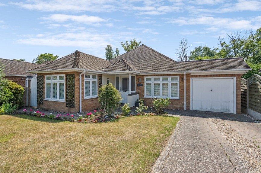 2 bedroom Bungalow for Sale Hawthorn Close, Hitchin, Hertfordshire