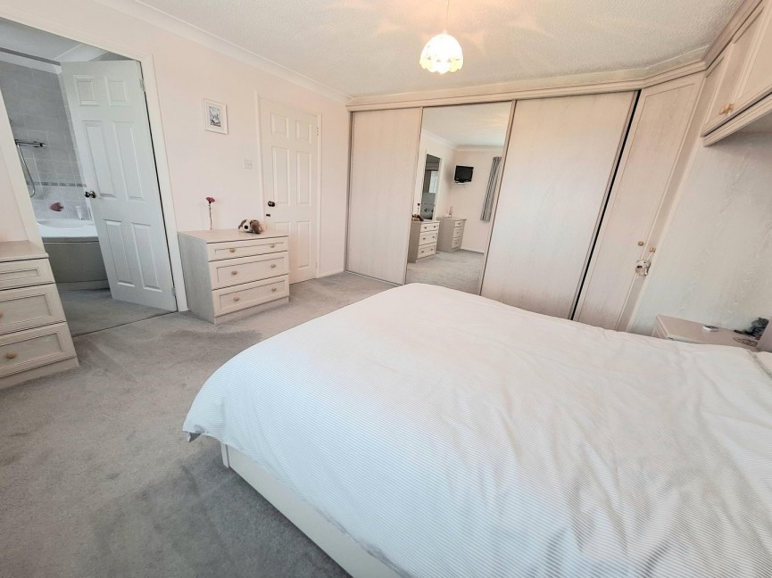 4 bedroom House for Sale Moggerhanger, Bedford