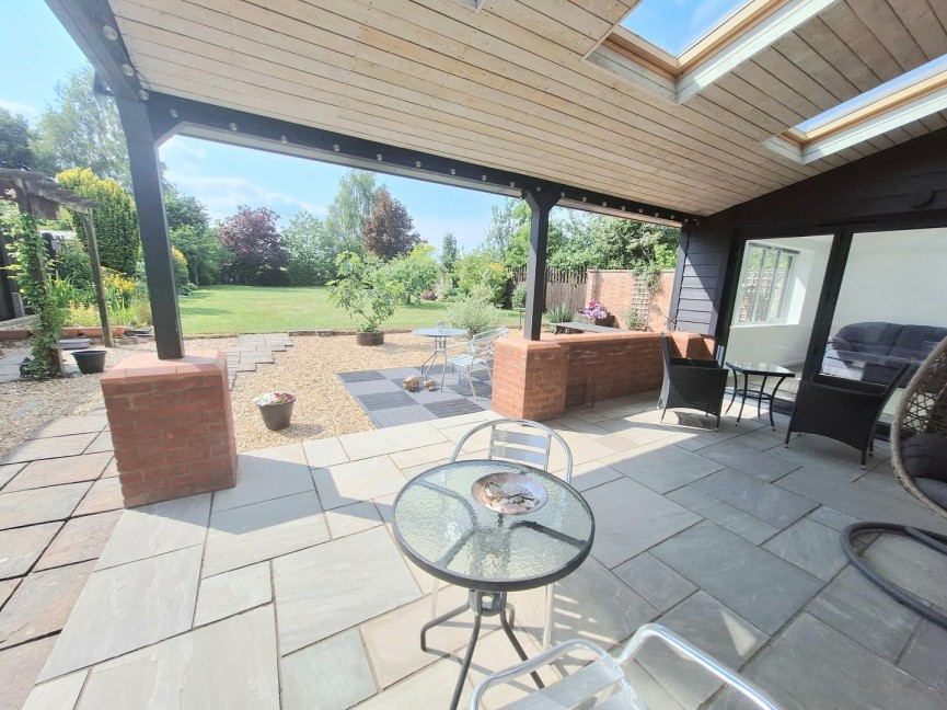 4 bedroom House for Sale Moggerhanger, Bedford
