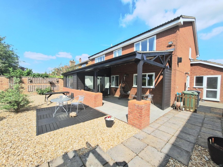 4 bedroom House for Sale Moggerhanger, Bedford