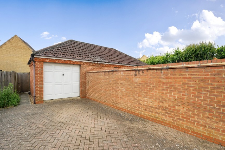 3 bedroom House for Sale Kingfisher Road, Shefford, Bedfordshire