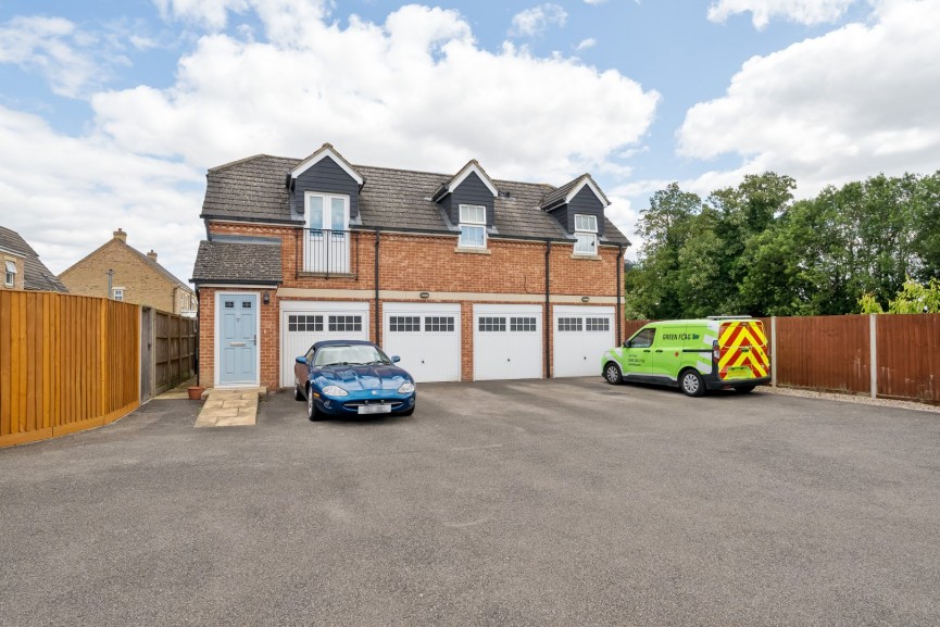 2 bedroom Flat for Sale Weavers Orchard, Arlesey, Bedfordshire