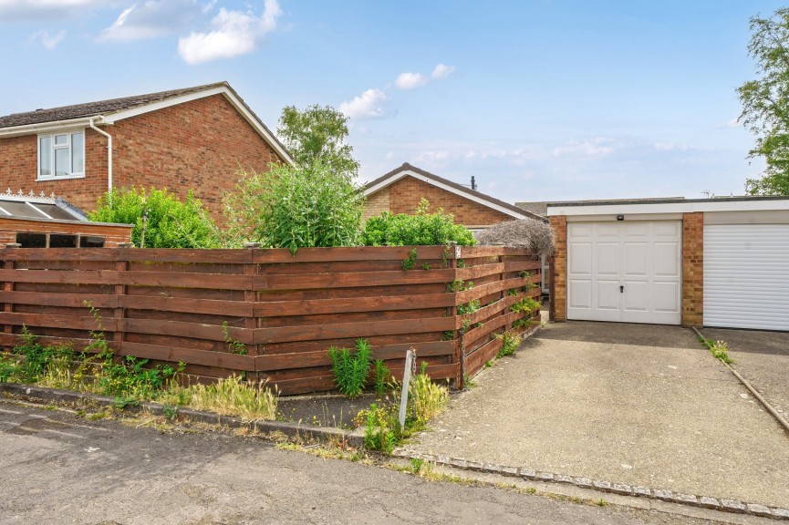 2 bedroom Bungalow for Sale Stotfold, Hitchin, Bedfordshire