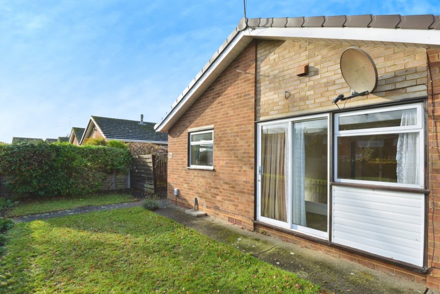2 bedroom Bungalow for Sale Mowbray Crescent, Stotfold, Bedfordshire