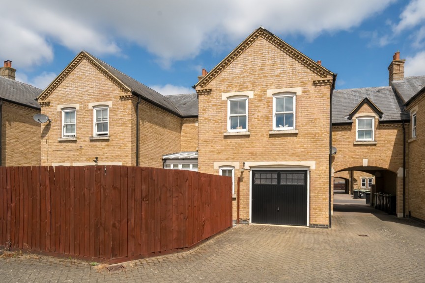 4 bedroom House for Sale Dickens Boulevard, Fairfield, Bedfordshire