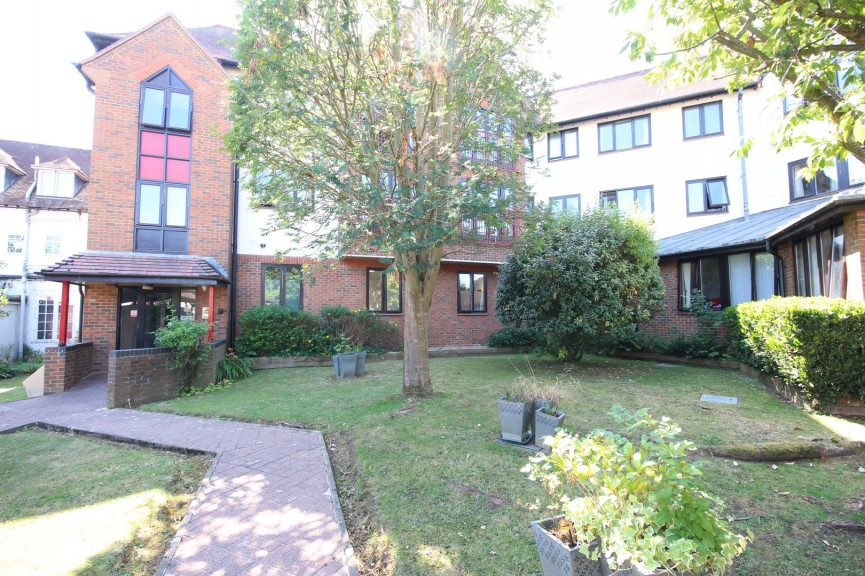 2 bedroom Flat for Sale Norton Way North, Letchworth Garden City, Hertfordshire