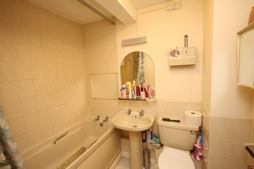 2 bedroom Flat for Sale Norton Way North, Letchworth Garden City, Hertfordshire