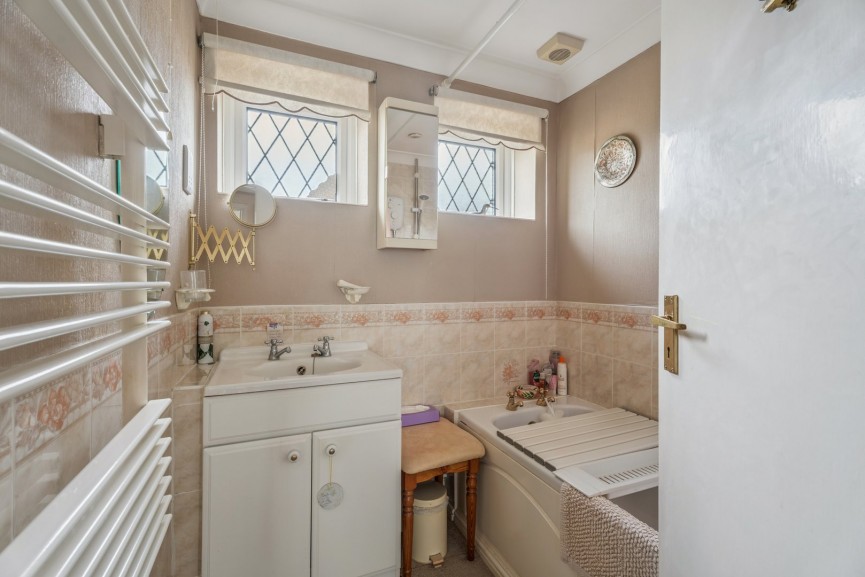 3 bedroom Bungalow for Sale Lavender Way, Hitchin, Hertfordshire